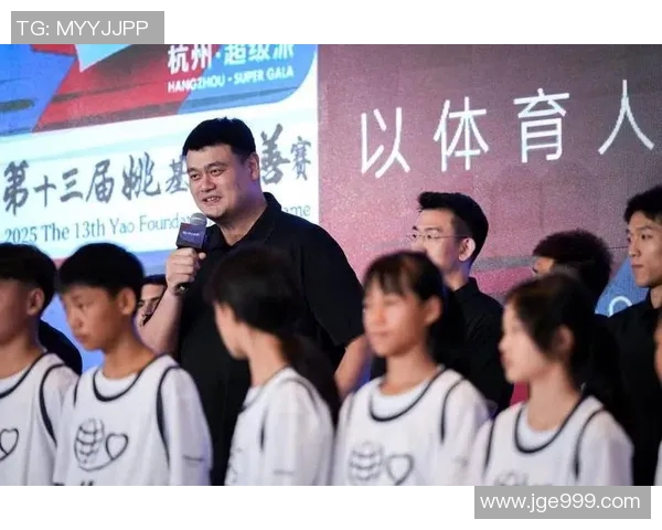 姚明参与公益活动，送温暖到贫困学子心中