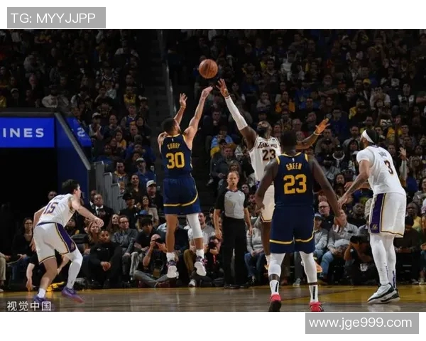 詹姆斯砍下三双成就里程碑，湖人击败勇士豪取胜利